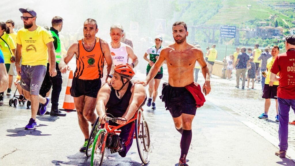 O esporte é muito mais do que competição, medalhas e recordes. Ele é uma das ferramentas mais poderosas que existem para promover a inclusão social, quebrar barreiras e transformar vidas. Seja em uma quadra, em um campo ou até mesmo em uma pista de atletismo, o esporte tem o poder de unir pessoas de diferentes origens, culturas e realidades. E o melhor: ele faz isso de uma maneira natural, divertida e, muitas vezes, sem que a gente nem perceba. Vamos explorar como o esporte pode ser um agente de mudança e inclusão na sociedade.