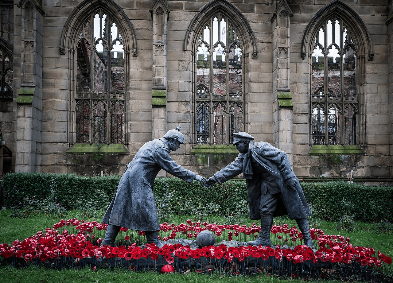 Escultura da trégua de Natal, conhecida como "All Together Now", de Andy Edwards, no jardim, retratando um soldado britânico e um alemão iniciando uma partida de futebol no Natal de 1914.